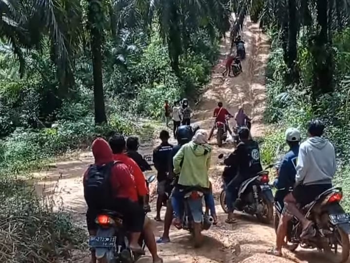 Hujan, Jalan Kebun Sawit Jadi Membahayakan