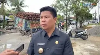 Jalan Rusak, Truk Pengangkut Sawit Ditahan Bupati