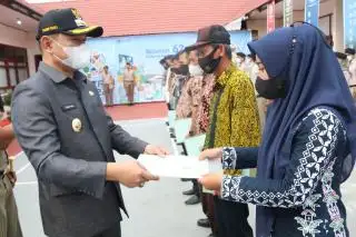 Sembari Bagi Sertifikat, Bupati Minta Bantu Percepatan PTSL