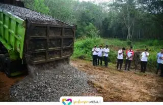 Rusak, Koperasi Petani dan Perusahaan Perbaiki Jalan Penghubung Dua Desa