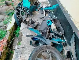 Gagal Menyalip, Siswi SMA Tabrak Truk CPO