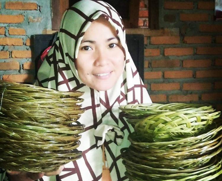 Mengais Cuan dari Lidi Sawit