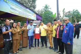 Serahkan STDB, Bupati Labura Targetkan Seluruh Perkebunan Sawit Terdata