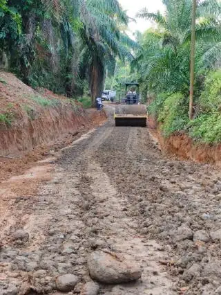 Dukung Mobilitas Warga, PTPN IV Regional II Bangun Rabat Beton Jalan Desa