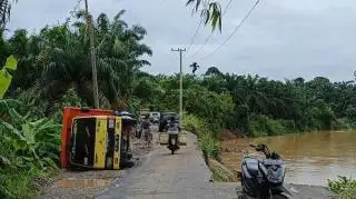 Truk Pengangkut Sawit Terguling Saat Lintasi Bekas Jalan Amblas di Muratara
