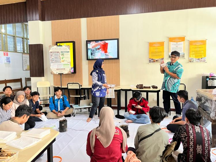 Mahasiswa Instiper Ngabuburit Sambil Belajar Membatik Menggunakan Malam Kelapa Sawit