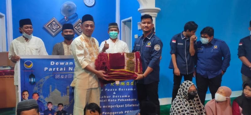Buka Puasa Bersama, Nasdem Milenial Riau Beri Al Qur'an dan Sajadah ke Warga