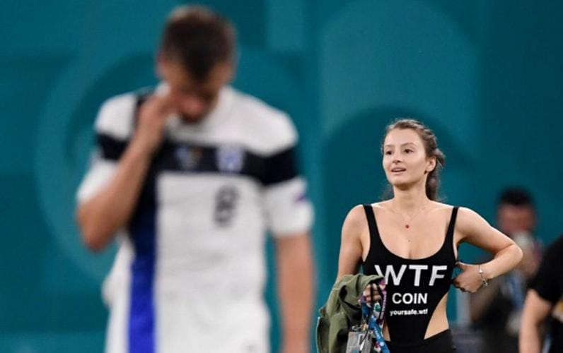 Perempuan Seksi Masuk Lapangan Kacaukan Duel Finlandia Vs Belgia