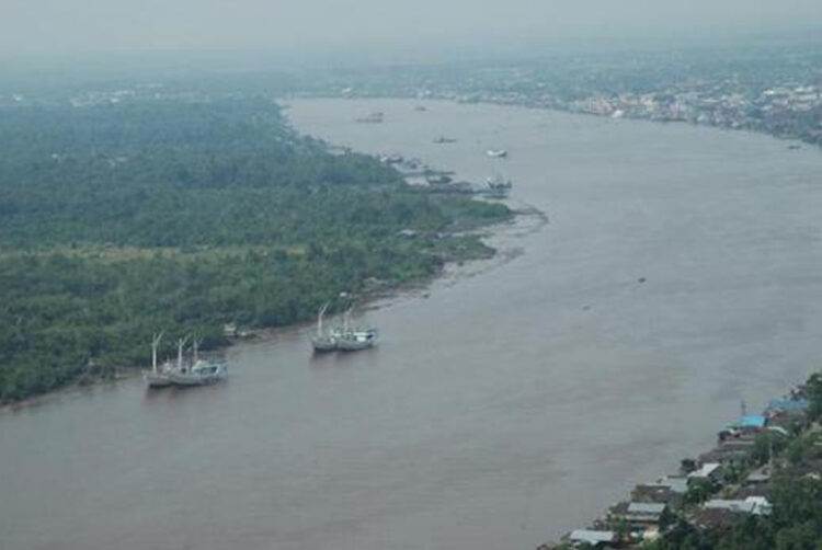 Diduga Bocor dari Tongkang, Sungai Mentaya Tercemar CPO