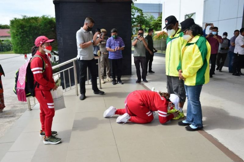 Atlet Peraih 2 Emas Sujud di Kaki Ortunya saat Tiba di Pekanbaru