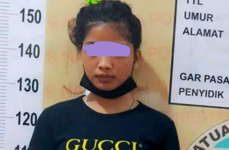 Wanita Manis Ini Sering Layani Pelanggannya di Ruang Tamu