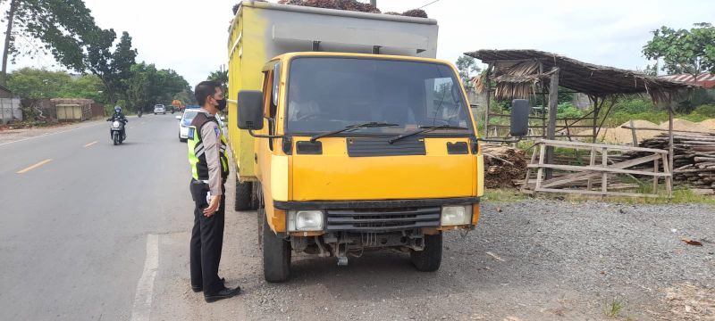 Nekat Melintas di Hari Terlarang, Truk Sawit Kena Tilang